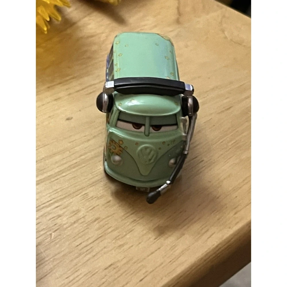 Disney Pixar Cars Fillmore w/ Headset‎ 95 Pit Crew Race Team Diecast 1.55 scale